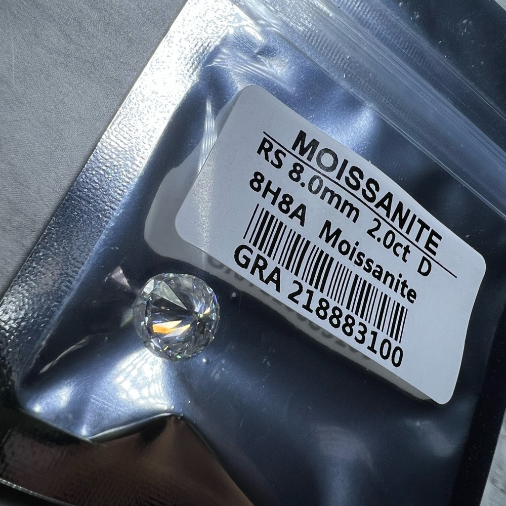 *NEW IN PACKAGE* Moissanite 8.0mm 2.0ct D